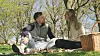 Markus og Cecilie fra 'Gift ved første blik' sidder på picnic-tæppe i park med kurv og mad på en solrig dag