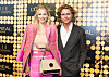 Simone Tajmer og Mads Vanggaard foran gylden Elle Style Awards fotovæg