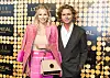 Simone Tajmer og Mads Vanggaard foran gylden Elle Style Awards fotovæg