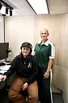 Cecilie Schmeichel og Amalie Bremer i studierum med computer og hovedtelefoner.