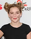 Kiernan Shipka smilende med kattemakeup på rød løber ved Dream Halloween-event.