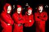 Fire personer i røde La casa de papel-dragter poserer ved karneval i Venedig om aftenen