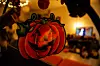 Nærbillede af orange papirgræskar som halloweenpynt i en varmt oplyst stue.