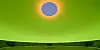 Indvendigt kig op i James Turrell Skyspace med grønt lys og cirkulær åbning mod himlen.