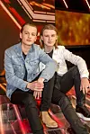 William og Victor sidder på oplyste trappetrin på X Factor 2017-scenen.