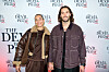 Frederikke Victoria Olsen-Kludt og Philip Geisler Berg poserer foran The Devil Wears Prada 2-fotovæg