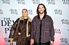 Frederikke Victoria Olsen-Kludt og Philip Geisler Berg poserer foran The Devil Wears Prada 2-fotovæg