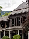 Historisk Gradierhaus i Bad Reichenhall omgivet af træer i kurpark.