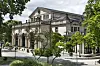 Historisk Kurhaus-bygning i Wiesbaden omgivet af grøn Kurpark.
