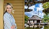 Kvinde ved trævæg og japansk have med pavillon og tårn i baggrunden