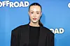 Person foran blå Off Road-væg ved filmpremiere