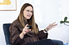 Trine Hjorth Bønnerup sidder i stol i lyst kontor og taler under et interview.