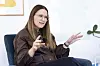 Trine Hjorth Bønnerup sidder i stol i lyst kontor og taler under et interview.