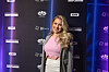 Anja Nissen står smilende foran væg med DR-logo ved Dansk Melodi Grand Prix 2026.