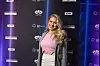 Anja Nissen står smilende foran væg med DR-logo ved Dansk Melodi Grand Prix 2026.