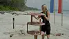 Person balancerer en bold på et rundt stativ under en udfordring på en strand