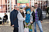 Gruppe foran Glassalen i Tivoli med barn i blå scenekostume ved Eventyrteatrets premiere.