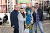 Gruppe foran Glassalen i Tivoli med barn i blå scenekostume ved Eventyrteatrets premiere.