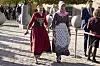 Zenia Stampe i traditionel folkedragt ankommer til Slotskirken ved Christiansborg.