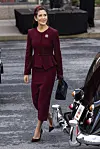 Dronning Mary i bordeauxdragt går fra bil ved Christiansborg Slot i København.