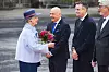 Prinsesse Benedikte modtager blomster og hilser på repræsentanter foran Christiansborg Slot