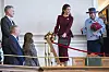 Queen Mary og prinsesse Benedikte standser ved en afspærret balkon i Folketingets sal.