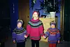Treårige Sæþór (tv.)
med sin tvillingesøster
Særún (th.) og storesøster Karen på seks år
i 1994 iført islandske
sweatre.
 – Min og Særúns
sweatere er lavet af min
mormor, og Karens er
strikket af min mor.