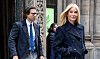 Gwyneth Paltrow går udenfor i New York.