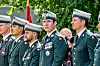 Kronprins Christian i dansk uniform blandt officerer ved udendørs militær ceremoni