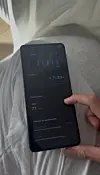 Hånd, der holder en Samsung-telefon med søvnapp åben på skærmen