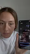 Person holder Samsung-telefon med søvnsporingsapp tæt på kameraet
