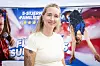 Cecilie Frese står foran et Flying Superkids-banner ved en premiereevent.