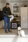 Lige så snart
Bendt trækker
i lædertøjet, så
ved Coco, at de
skal ud at køre.
 – Hun kan godt
sidde i sidevognen en halv time
og vente på, at vi
skal af sted.