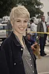 Marisa Tomei står udendørs ved Spirit Awards 1993 iført mørk jakke og kort blond frisure.