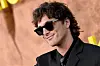 Jacob Elordi i sort jakkesæt og solbriller på rød løber ved “Euphoria” premiere.