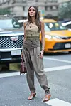 Modegæst i bustier og løse bukser står på gaden under New York Fashion Week.