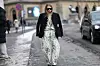 Josephine Frederikke går på sneklædt københavnsk gade i sort blazer og lyse LIONESS-bukser.