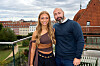 Melanie Kjærbøl og en mand står på en tagterrasse med udsigt over København.
