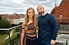 Melanie Kjærbøl og en mand står på en tagterrasse med udsigt over København.