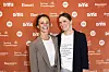 Lise Rønne og Ditte Haue smiler foran orange 'Vild med dans'-væg med sponsorlogoer