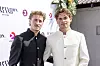 To mænd står foran Temptation Island fotovæg med Viaplay- og TV3-logoer.