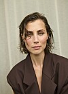 Skuespiller Katrine Greis-Rosenthal med kort vådt hår i brun oversize blazer foran lys baggrund