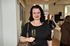 Janus Nielsen står i et lyst lokale med et glas champagne under en reception.