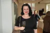 Janus Nielsen står i et lyst lokale med et glas champagne under en reception.