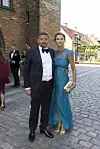 Festklædt par står på brosten foran Maribo Domkirke til bryllup