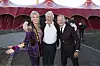 Malene Qvist, Benny Berdino og Bubber står smilende foran Cirkus Arenas røde telt.