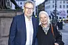 Poul Nyrup Rasmussen og Michala Petri står smilende på gaden før premiere på 'Werther'.