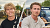 To unge mænd sidder udendørs foran en blå foodtruck på en streetfood-plads.