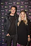 Patrik Wozniacki og Sofie Pamer foran pressevæg med logoer ved Vild med dans 2017.