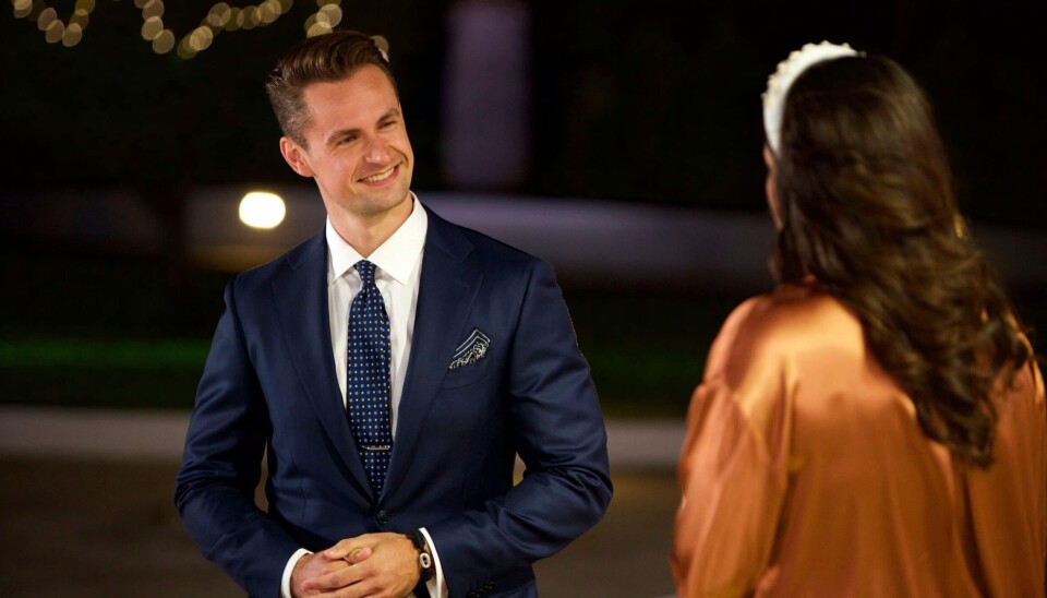 'Bachelor 2021' Casper Berthelsen og vært Petra Nagel. (Foto: Lotta Lemche/TV 2)